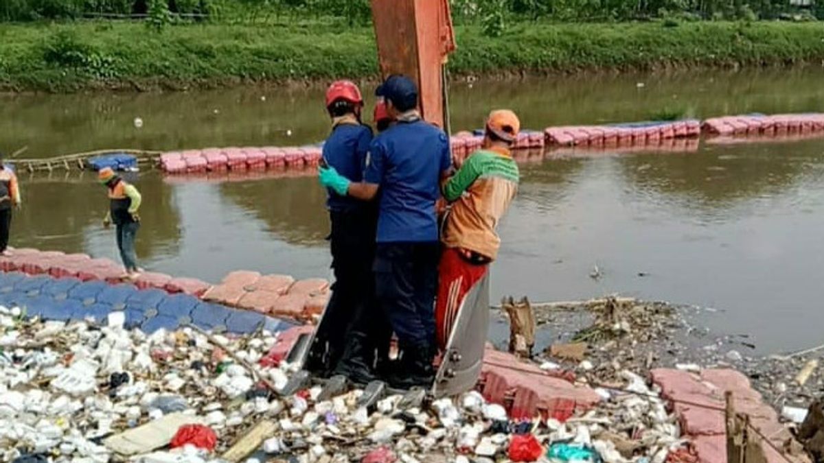 زبال زجاجة يجد طفلا بلا حياة في كالي BKB تاناه أبانغ ، وقد تم اسوداد جلده