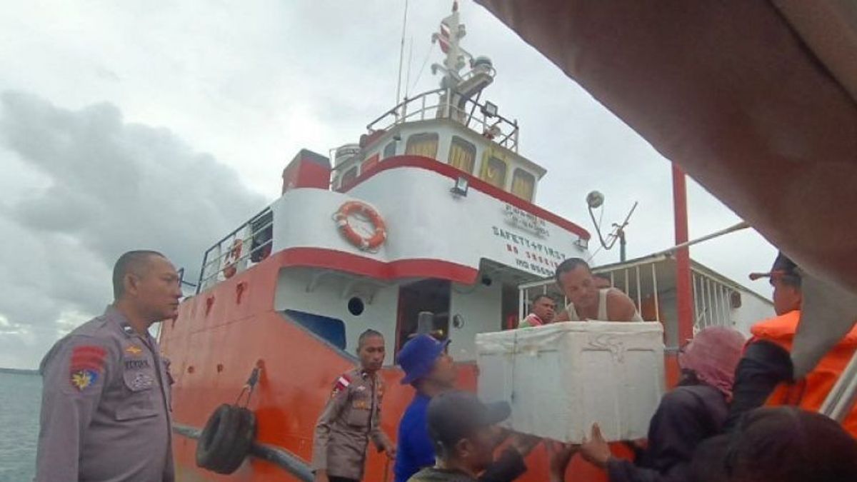 The Saumlaki SAR Team Evacuated 7 Longboat Passengers Drowning In Waves