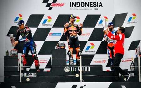 Aksi Jokowi di Podium MotoGP Mandalika Cuma 45 Detik: Kasih Piala, Jabat Tangan Lalu Pergi