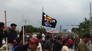 Ribuan Buruh Pulang, Giliran Massa dari Berbagai Elemen Geruduk Gedung DPR RI 