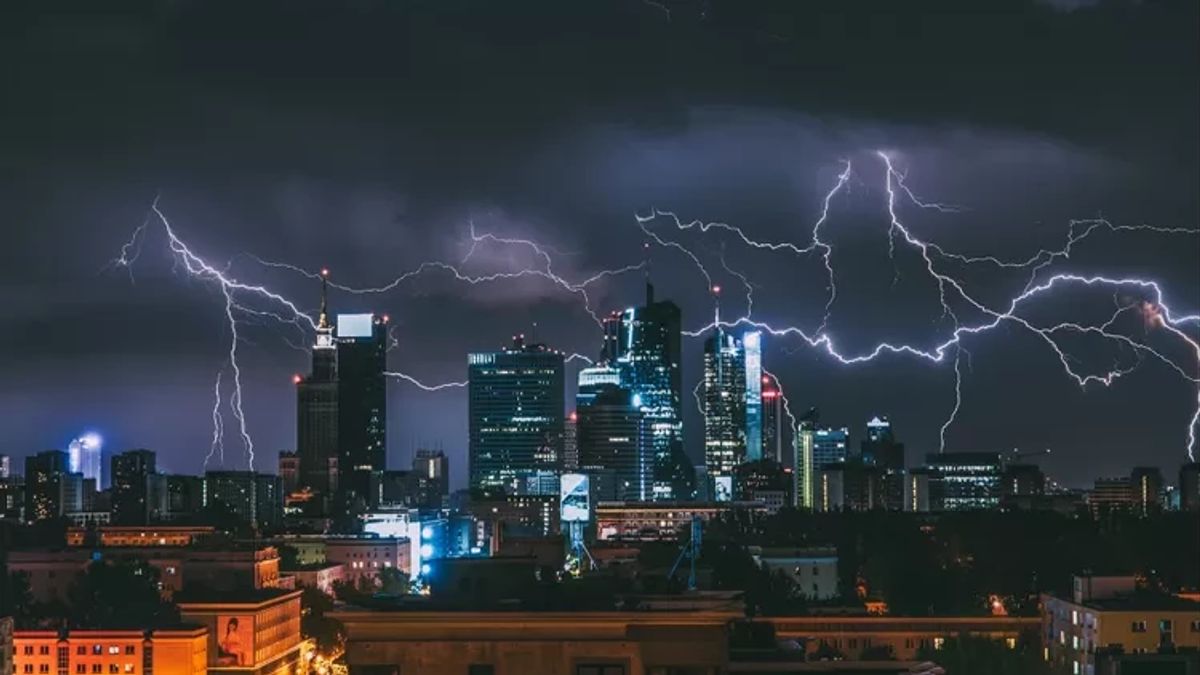 Wings Of The Plane Struck By Lightning In The Sky Of England, British Airways Turns The Landing Course