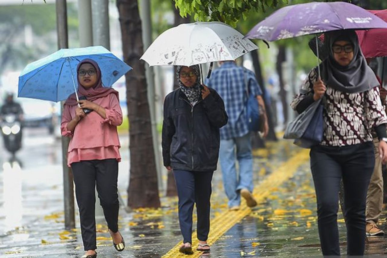 国の都市の大部分は、木曜日の午後から夜まで雨が降っています