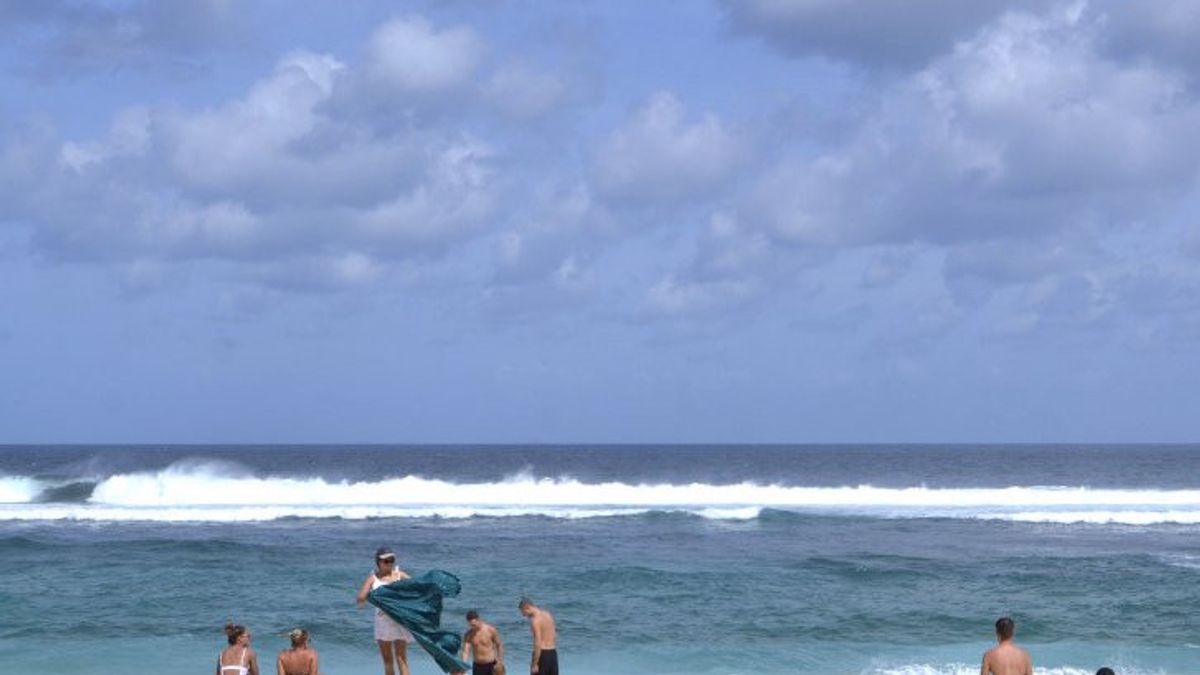 病毒式游客在巴厘岛巴图博龙海滩冲浪时掀起满是垃圾的波浪