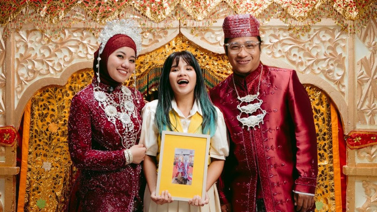 إدجيتاف يدعو الممثل الكوميدي براز تيغوه وزوجته ليكانا يحبان في الفيديو الموسيقي الذي كنت أراه قبل المطر