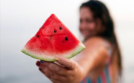 Meski Menyegarkan, Terlalu Banyak Makan Semangka Punya Efek Samping