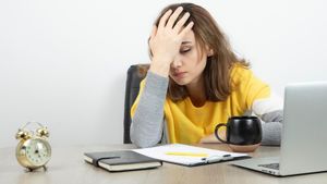 Merasa Kosong Tanpa Alasan Jelas? Ini Penjelasan Psikologisnya