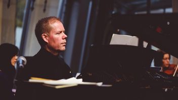 Max Richter présente ses nuances et nuances personnelles dans un format numérique