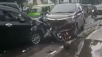 Allegedly Epilepsy Relapses, Black Ertiga Driver In Bogor Crashes 3 Cars And 2 Motorcycles
