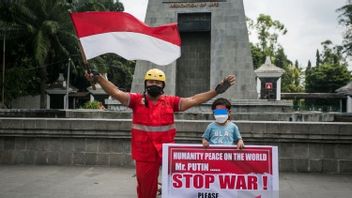 Bawa Bendera Merah Putih dan Poster 'Stop War', Purnawirawan TNI AD Gelar Aksi Tunggal Hentikan Perang Rusia vs Ukraina