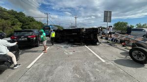 Mobil Travel Terguling di Tol Bali Mandara, 13  WNA China Terluka