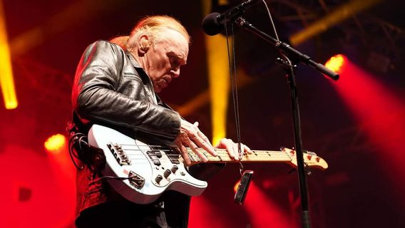 Billy Sheehan Ungkap Pembelajaran yang Didapat sebagai Pengiring David Lee Roth