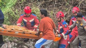 Wanita Lansia di Tambora Terjebak Bangunan Runtuh