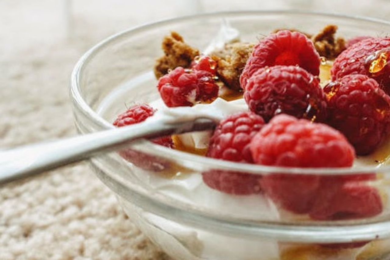 Vous voulez un intestin sain? Une étude suggère que la combinaison du yoghourt et du miel pourrait être le meilleur moyen d’enrichir