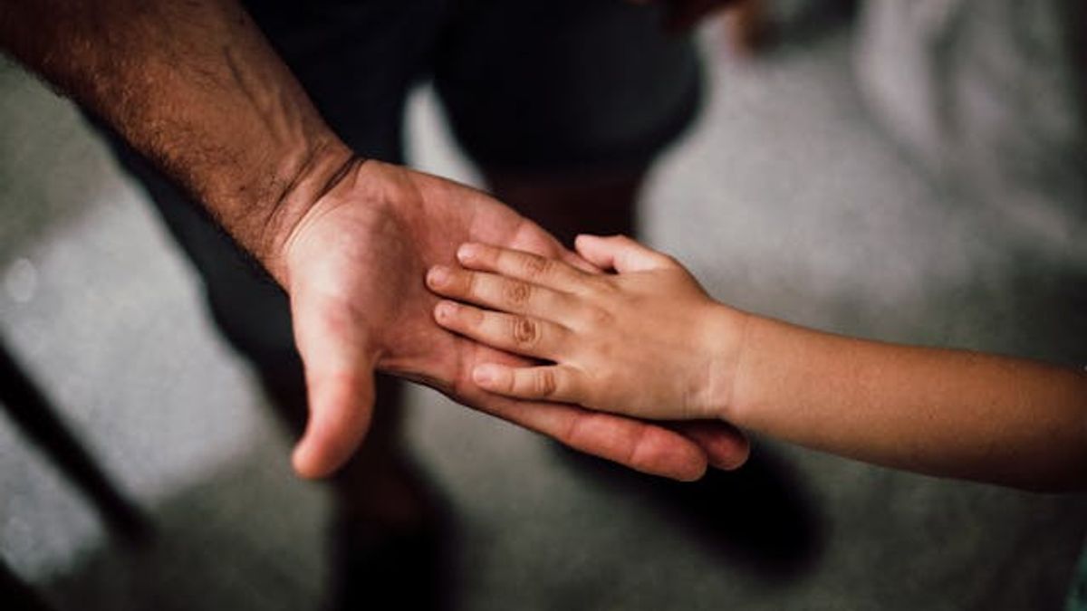 Tumbuh Besar Tanpa Kehadiran Sosok Ayah, Kenali Dampak Psikologis serta Emosional pada Anak