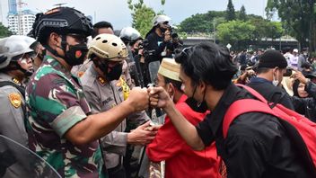 Momen Pangdam Jaya Bujuk Mahasiswa Bubarkan Diri, karena Waktu Demo Sudah Habis
