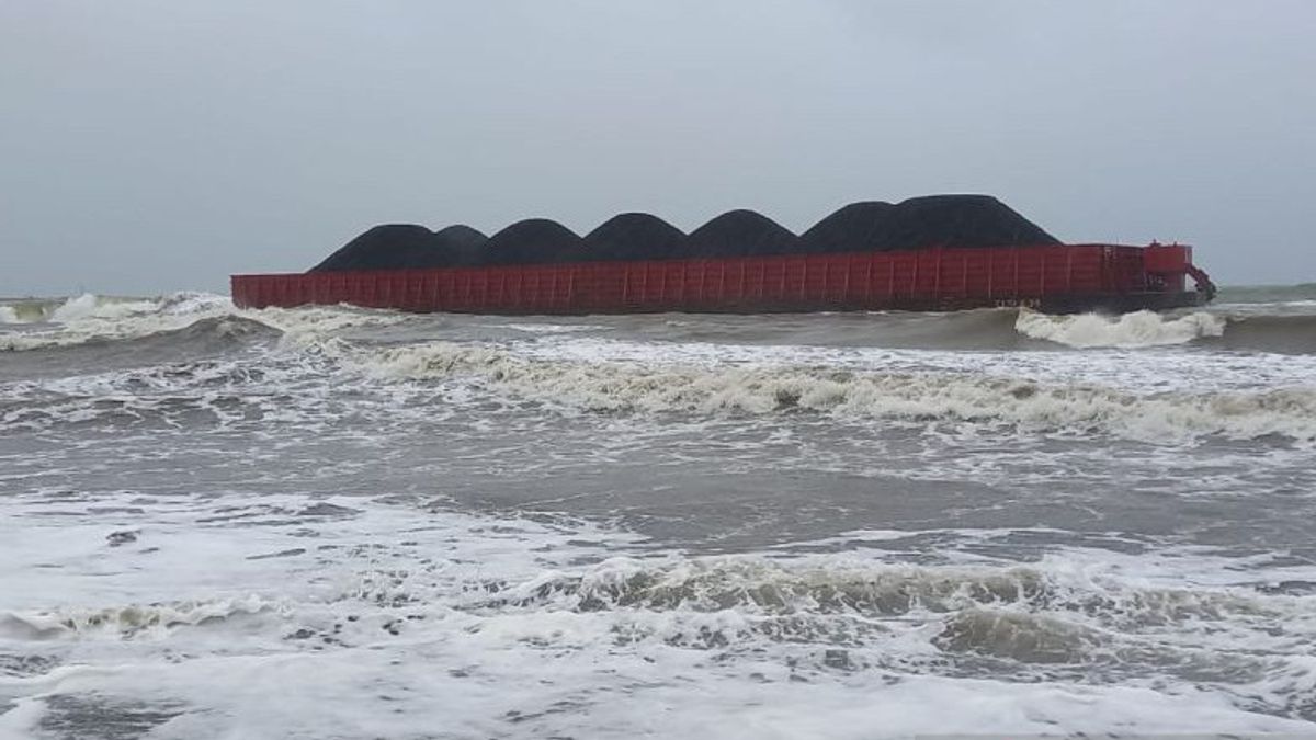 煤炭驳船在Cipatuguran Sukabumi海滩搁浅