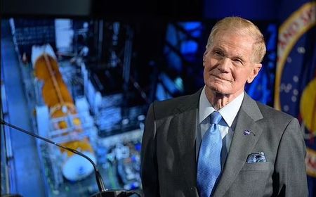 Bill Nelson Tegaskan Komitmen NASA Mendaratkan Astronot di Bulan Lagi Tahun 2024