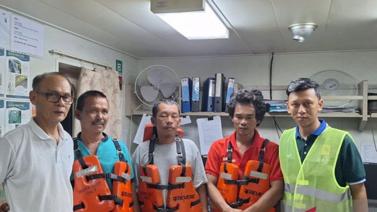 インドネシアのスマデラで波に押し寄せられたスカブミ漁船、1人が行方不明
