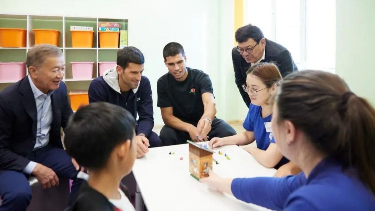 Ketika Carlos Alcaraz dan Novak Djokovic Bercengkerama dengan Anak-Anak di Pusat Autisme Asyl Miras