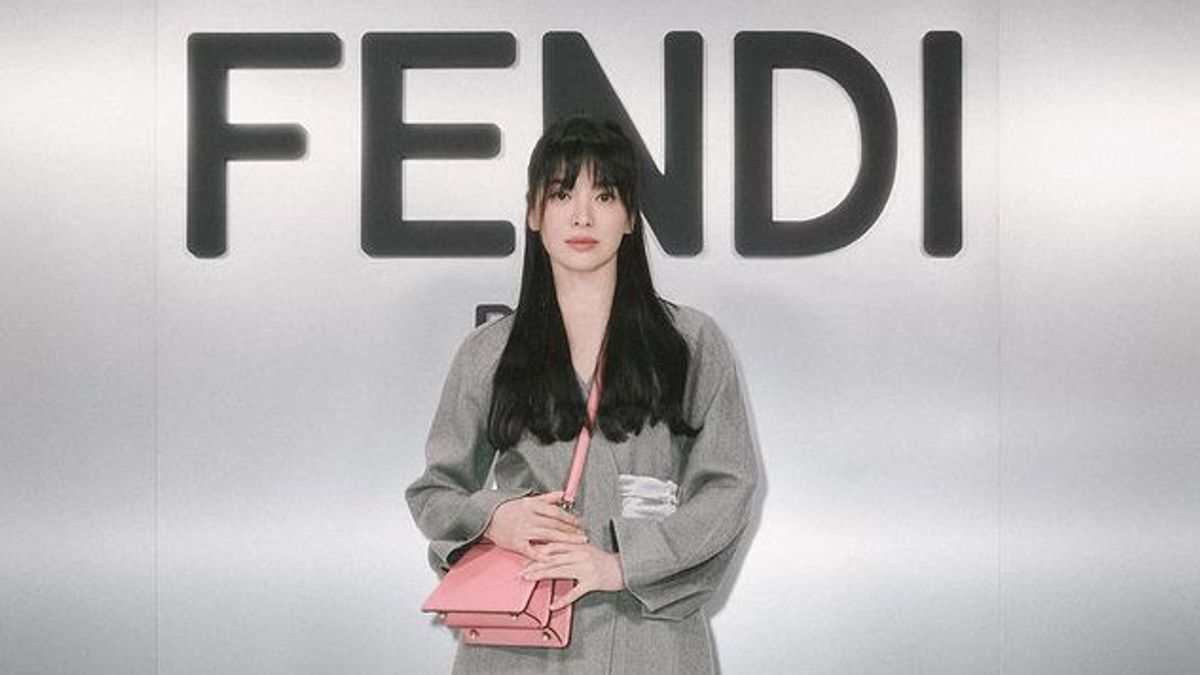 Tampil dengan Rambut Panjang, Ini Potret Song Hye Kyo Hadir di Fendi Milan Fashion Week 2023