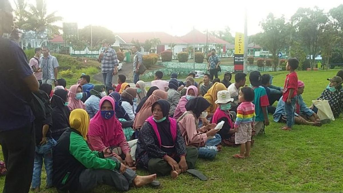 10 Habitants De Seluma Bengkulu Composés De Chefs De Village, De Jeunes Et De Militants Libérés Par La Police