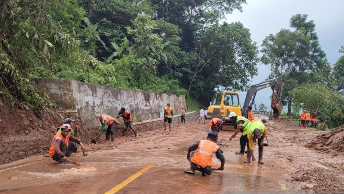 The Joint Team Is Still Working Hard To Clean Landslide Materials On The Majalengka-Kuningan Line