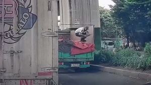 Aksi Bajing Loncat Terekam Dashcam Mobil di Cakung 