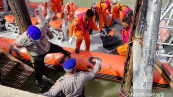 第三天搜索， 搜救队疏散一名受害者在坦琼帕西尔水域被 Km Safina 杀害