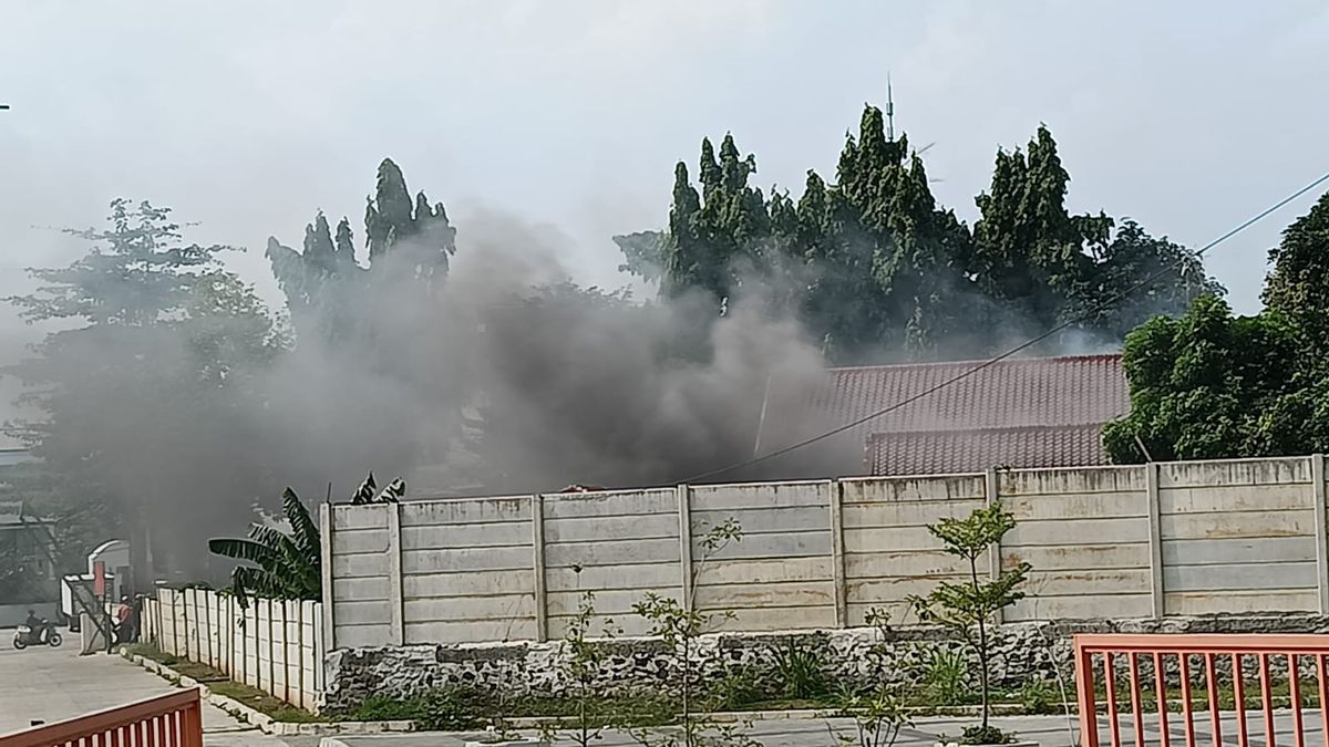 Paint Warehouse In Cipayung, East Jakarta Burns, Evacuation Officers 7 Employees