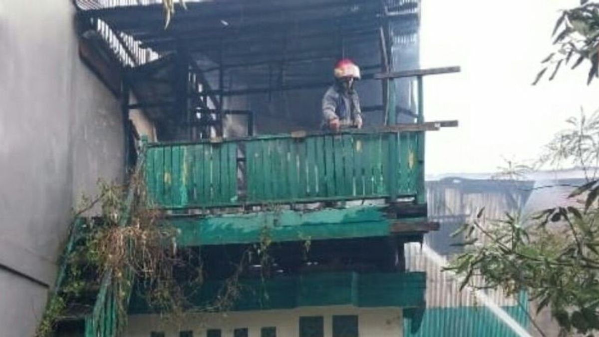 三马林达大火中的一座无人居住的建筑物，部署了三辆Damkar汽车单位