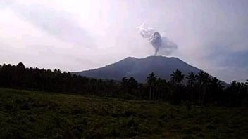 جبل إيبو ينفث الرماد البركاني مرة أخرى على ارتفاع يصل إلى 800 متر