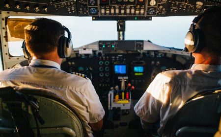 Alasan Ponsel Harus di Mode Pesawat Selama Penerbangan, Ini Kata Pilot