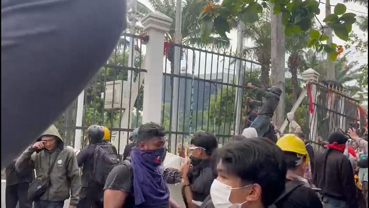 After Throwing Bottles At The Leadership Of The DPR/Banggar, The Masses Broken The Right Side Fence Near The Ministry Of Environment And Forestry