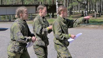 担心俄罗斯入侵，芬兰妇女接受防御技能训练