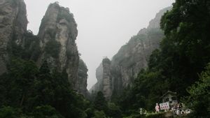 Visiteurs accusés, des touristes piégés sur les falaises du mont Yandang plus d’une heure