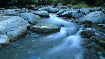 من أين يأتي توفير مياه نهر سطح الأرض؟