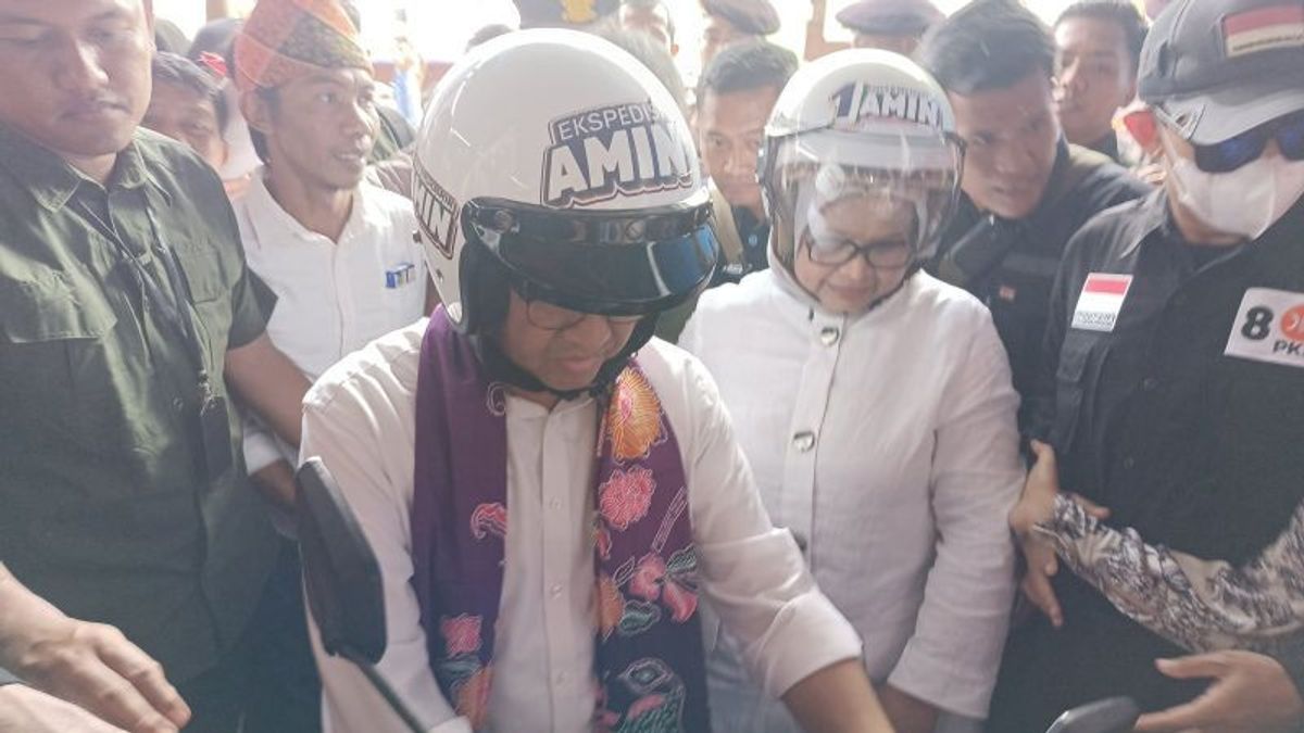 Anies Bonceng Istri Naik Motor Susur Tanah Merah Lokasi Kampanye Perdana