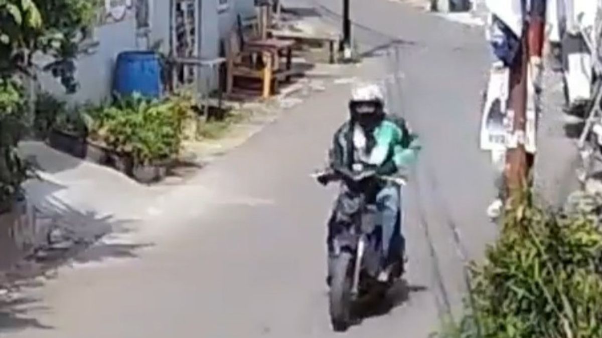 骑着Ojol夹克的摩托车手在Pulogadung偷走学生手机的闭路电视上被记录