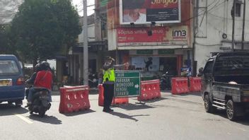 Breaking The Density Of Homecoming At Kliwon Market, Temanggung, Police Implement Traffic Engineering