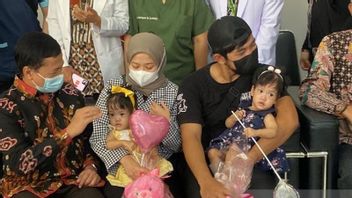 8 ساعات مليئة بالنضال نجح عدد من الأطباء المتخصصين في RSHS Bandung في فصل توأمين سيامي عائشة عاليا