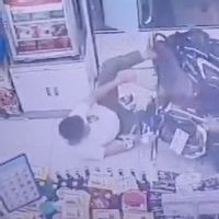 Tak Sengaja Tarik Gas Motor, Lansia dan Balita Tabrak Kaca Indomaret Pondok Kelapa Hingga Pecah