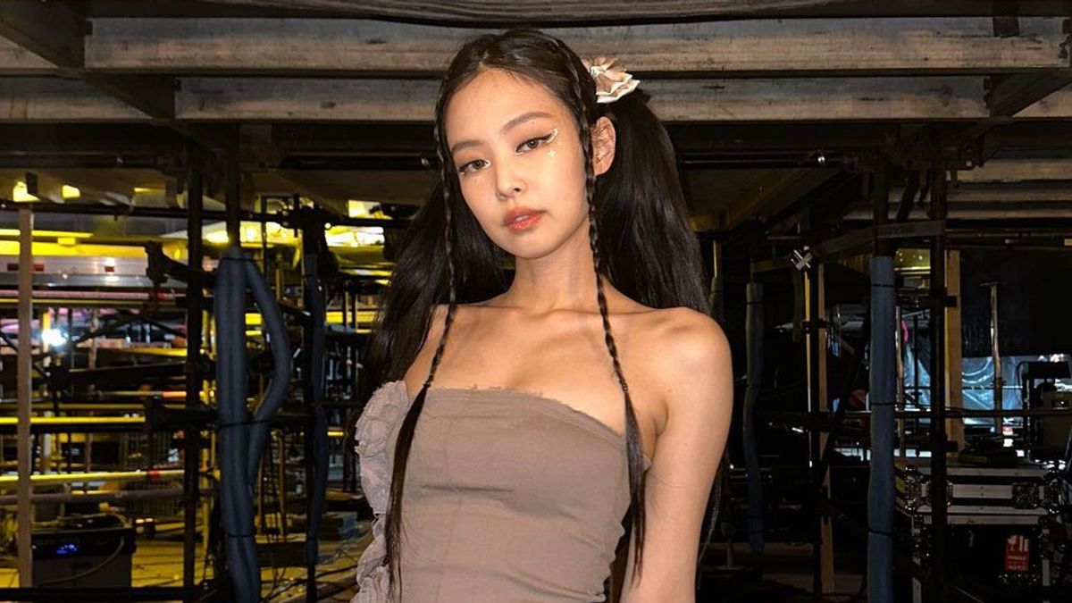 Vogue gives you behind-the-scenes access and shows how BLACKPINK's JENNIE  prepared for her first-ever “Met Gala” appearance