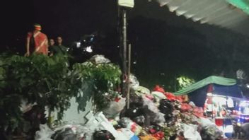 住民は西ジャカルタのタンボラ鉄橋でゴミの悪臭に抗議し、環境サブ部門が輸送にトラックを配備