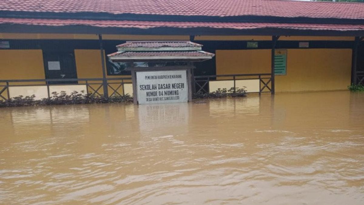 عدد من المناطق المتضررة من الفيضانات في كاليمانتان الغربية والمنازل والمدارس المغمورة بالمياه