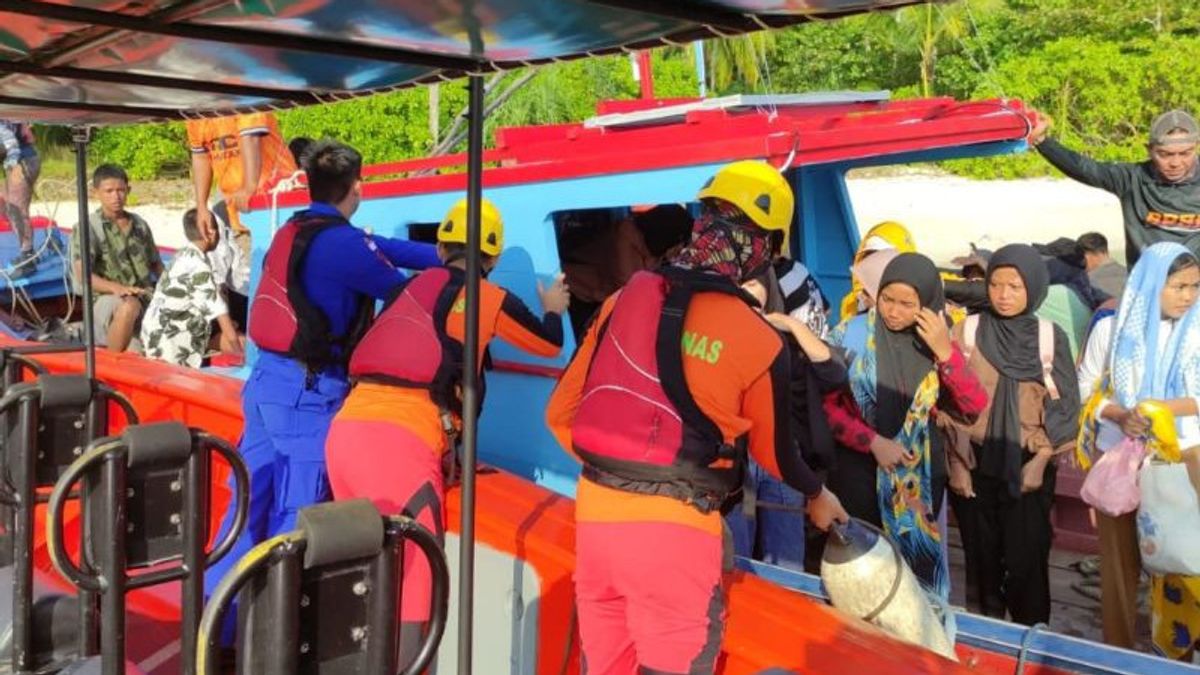 アナンバス・ナトゥナ海域のアンビングに投げ込まれた中学校の生徒30人を乗せた船、バサルナス避難