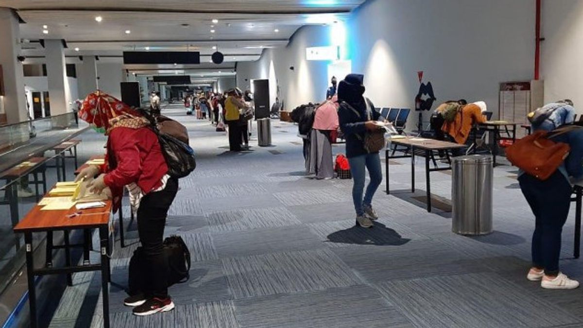 قبل إندونيسيا، حظرت هونغ كونغ الرحلات الجوية من الفلبين والهند ونيبال وباكستان