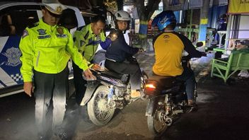 开放运动之前,警察犯罪十名摩托车手使用布朗格石