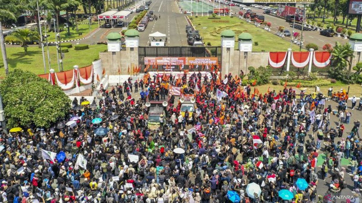 Aksi Tolak RUU Pilkada Memakan Korban, 7 Polisi dan 14 Demonstran Terluka