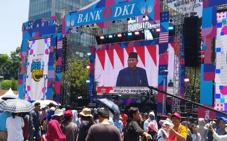 Di Bawah Terik Matahari, Ribuan Masyarakat Antusias Menyaksikan Pidato Presiden Prabowo dari Videotron