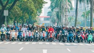 スクーターコミュニティを招待し、スコマディインドネシアがサンデー朝食を開催し、ジャカルタを乗り回るライダー